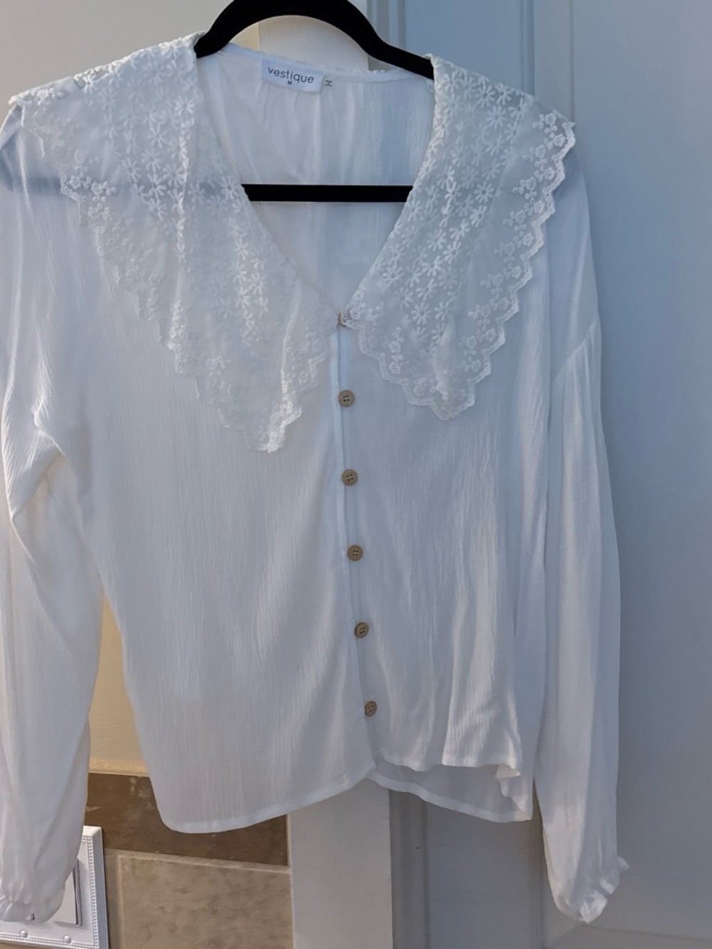vestique White Embroidered Lace Collar Button-Down Blouse
